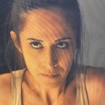 Fabienne Carat Instagram - Il y a des tournages d’aventures qui te font vivre des aventures physiques et aussi sillonner des chemins intérieurs… Merci à cette grande et belle équipe métropolitaine et réunionnaise pour leur accueil, gentillesse et professionnalisme bien sûr. Merci à tous les techniciens qui ont fait un travail de Warriors, aux régisseurs souriants et courageux, à mes partenaires @elisetielrooyoff @xavierdeluc @francksemoninofficiel @elodievarletofficiel @isabellevitari @sitrukolivier … et à ma productrice que j’aime tous d’amour. Merci à toute l’équipe de prod et au HMC magique qui nous ont soutenus indéfectiblement. Merci à tous ceux qui nous ont logés, à la cantine toujours au top et à tous ceux que l’on a croisé pour leurs sourires 🙏❤️ Et merci à @ans_brasil et @maquillagepermanentsamanthaj pour le lissage et les sourcils 🙏🙏 ça nous a tellement facilité la vie 💘👏 Ile De La Reunion