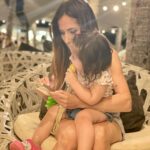 Fabienne Carat Instagram - Aujourd’hui on pense encore un peu plus à notre maman, à toutes les mamans, celles qui font comme elle peuvent, du mieux qu’elle peuvent. L’essentiel il parait est l’amour, l’amour et l’amour… alors tout va bien… Les mères sont des lionnes, des louves, des forteresses. Le 6 juin, Céleste aura 1 an et demi, alors pour elle et pour vous je vous prépare une surprise !!! #keepintouch #fetedesmeres #merefille #maman #fètedesmères