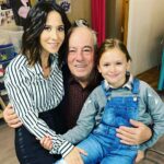 Fabienne Carat Instagram - Parce que tu aimais rire, parce qu’il y avait en toi cette éternelle jeunesse d’esprit. Parce que tu partageais aussi avec nous toute ton expérience de vie, d’homme et d’artiste. Parce que tu étais entier, sensible et fougueux. Parce que tu étais l’icône de notre série, le pilier et le papa de tous les acteurs. Parce que tu aimais tellement la vie. Parce que les épreuves, trop d’épreuves avilissent les cœurs trop purs, les esprits libres et les âmes bienveillantes. Parce que tu es étais un roc, parce que tu nous transmettais tes passions pour les mots, la poterie et l’authentique. Parce que tu étais un passionné, un amoureux, parce que je n’y crois pas, parce que je t’aime et que l’on t’aime au-delà 🙏 #michelcordes #romanelibert