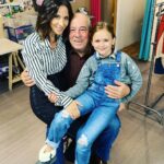 Fabienne Carat Instagram - Parce que tu aimais rire, parce qu’il y avait en toi cette éternelle jeunesse d’esprit. Parce que tu partageais aussi avec nous toute ton expérience de vie, d’homme et d’artiste. Parce que tu étais entier, sensible et fougueux. Parce que tu étais l’icône de notre série, le pilier et le papa de tous les acteurs. Parce que tu aimais tellement la vie. Parce que les épreuves, trop d’épreuves avilissent les cœurs trop purs, les esprits libres et les âmes bienveillantes. Parce que tu es étais un roc, parce que tu nous transmettais tes passions pour les mots, la poterie et l’authentique. Parce que tu étais un passionné, un amoureux, parce que je n’y crois pas, parce que je t’aime et que l’on t’aime au-delà 🙏 #michelcordes #romanelibert