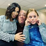Fabienne Carat Instagram - Parce que tu aimais rire, parce qu’il y avait en toi cette éternelle jeunesse d’esprit. Parce que tu partageais aussi avec nous toute ton expérience de vie, d’homme et d’artiste. Parce que tu étais entier, sensible et fougueux. Parce que tu étais l’icône de notre série, le pilier et le papa de tous les acteurs. Parce que tu aimais tellement la vie. Parce que les épreuves, trop d’épreuves avilissent les cœurs trop purs, les esprits libres et les âmes bienveillantes. Parce que tu es étais un roc, parce que tu nous transmettais tes passions pour les mots, la poterie et l’authentique. Parce que tu étais un passionné, un amoureux, parce que je n’y crois pas, parce que je t’aime et que l’on t’aime au-delà 🙏 #michelcordes #romanelibert