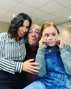 Fabienne Carat Instagram - Parce que tu aimais rire, parce qu’il y avait en toi cette éternelle jeunesse d’esprit. Parce que tu partageais aussi avec nous toute ton expérience de vie, d’homme et d’artiste. Parce que tu étais entier, sensible et fougueux. Parce que tu étais l’icône de notre série, le pilier et le papa de tous les acteurs. Parce que tu aimais tellement la vie. Parce que les épreuves, trop d’épreuves avilissent les cœurs trop purs, les esprits libres et les âmes bienveillantes. Parce que tu es étais un roc, parce que tu nous transmettais tes passions pour les mots, la poterie et l’authentique. Parce que tu étais un passionné, un amoureux, parce que je n’y crois pas, parce que je t’aime et que l’on t’aime au-delà 🙏 #michelcordes #romanelibert