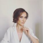 Fabienne Carat Instagram - Et si … et si … et si … ? Que reste-il sans les « si »?, pas grand chose mais peut-être juste l’essentiel ici et maintenant et le reste viendra quand on lui laissera la place ou quand on aura oublié que l’on l’attendait. Coiffure @audray_lct Paris, France