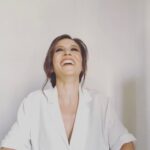 Fabienne Carat Instagram - Et si … et si … et si … ? Que reste-il sans les « si »?, pas grand chose mais peut-être juste l’essentiel ici et maintenant et le reste viendra quand on lui laissera la place ou quand on aura oublié que l’on l’attendait. Coiffure @audray_lct Paris, France