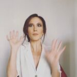 Fabienne Carat Instagram - Et si … et si … et si … ? Que reste-il sans les « si »?, pas grand chose mais peut-être juste l’essentiel ici et maintenant et le reste viendra quand on lui laissera la place ou quand on aura oublié que l’on l’attendait. Coiffure @audray_lct Paris, France