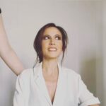 Fabienne Carat Instagram - Et si … et si … et si … ? Que reste-il sans les « si »?, pas grand chose mais peut-être juste l’essentiel ici et maintenant et le reste viendra quand on lui laissera la place ou quand on aura oublié que l’on l’attendait. Coiffure @audray_lct Paris, France
