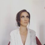 Fabienne Carat Instagram - Et si … et si … et si … ? Que reste-il sans les « si »?, pas grand chose mais peut-être juste l’essentiel ici et maintenant et le reste viendra quand on lui laissera la place ou quand on aura oublié que l’on l’attendait. Coiffure @audray_lct Paris, France