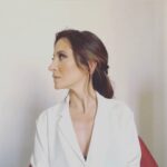 Fabienne Carat Instagram - Et si … et si … et si … ? Que reste-il sans les « si »?, pas grand chose mais peut-être juste l’essentiel ici et maintenant et le reste viendra quand on lui laissera la place ou quand on aura oublié que l’on l’attendait. Coiffure @audray_lct Paris, France