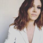 Fabienne Carat Instagram - Et si … et si … et si … ? Que reste-il sans les « si »?, pas grand chose mais peut-être juste l’essentiel ici et maintenant et le reste viendra quand on lui laissera la place ou quand on aura oublié que l’on l’attendait. Coiffure @audray_lct Paris, France