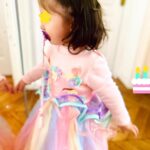 Fabienne Carat Instagram – 6/12/2021 cβest aujourdβhui tu as 2 ans β¦. π¦ππUn sublime anniversaire de princesse ma CΓ©leste π Je fais comme je peux mais je tβaime pour deux, je tβaime comme des milliards. Merci Γ tous ceux qui tβaiment et qui mβaident chaque jour π, merci Γ la vie de mβavoir offert cette petite fille magique que tu es. Tu es la vie, tu es ma vie, je tβaime plus haut que les Γ©toiles βοΈ et que tu les gardes toujours dans tes yeux et dans le cΕur π#etoilesdanslesyeux #amourmerefille #joyeuxanniversaire #2ans #10h07
CΓ©leste
COUPLET 1
Tu sais, les papillons qui tombent du ciel
Je les ramasserai pour leur donner des ailes
Pour quβils colorent tes douces nuits dβenfant
Et quβils maquillent nos insomnies
COUPLET 2
Toutes les Γ©toiles qui filent un peu trop vite
Je lΓ¨verai le voile pour quβelles viennent oΓΉ on habite
Elles dessineront tes vΕux et tes chemins
Comme des flambeaux sur ton destin
REFRAIN
Tu auras ma main pour tβamener au plus loin
Jβaurais la tienne quand jβirai moins bien
Mon ange, ma vie, ma bataille
Mon doux jardin, ma petite canaille
Je ferai un chΓ’teau pour tβabriter
Unβtapis magique pour tβenvoler
Je te ferai guerrière, aux yeux de fée
COUPLET 3
Pour toi je serai roc, pour toi je serai louve
Quand on dort toutes les deux doucement je te couvre
Tu as su tβinstaller, en moi comme une surprise
Tu es bien lΓ , dβautres sβenlisent
COUPLET 4
Je te protègerai, de tous les malendrins
Mon Γ©toile CΓ©leste moi ton Γ©ternel Γ©crin
T as un papa dβamour bien sΓ»r des ancΓͺtres
La beautΓ© de ton Γͺtre
REFRAIN
Tu auras ma main pour tβamener au plus loin
Jβaurais la tienne quand jβirai moins bien
Mon ange, ma vie, ma bataille
Mon doux jardin, ma petite canaille
Je ferai un chΓ’teau pour tβabriter
Unβtapis magique pour tβenvoler
Je te ferai guerrière, aux yeux de fée
Ma petite fΓ©e
