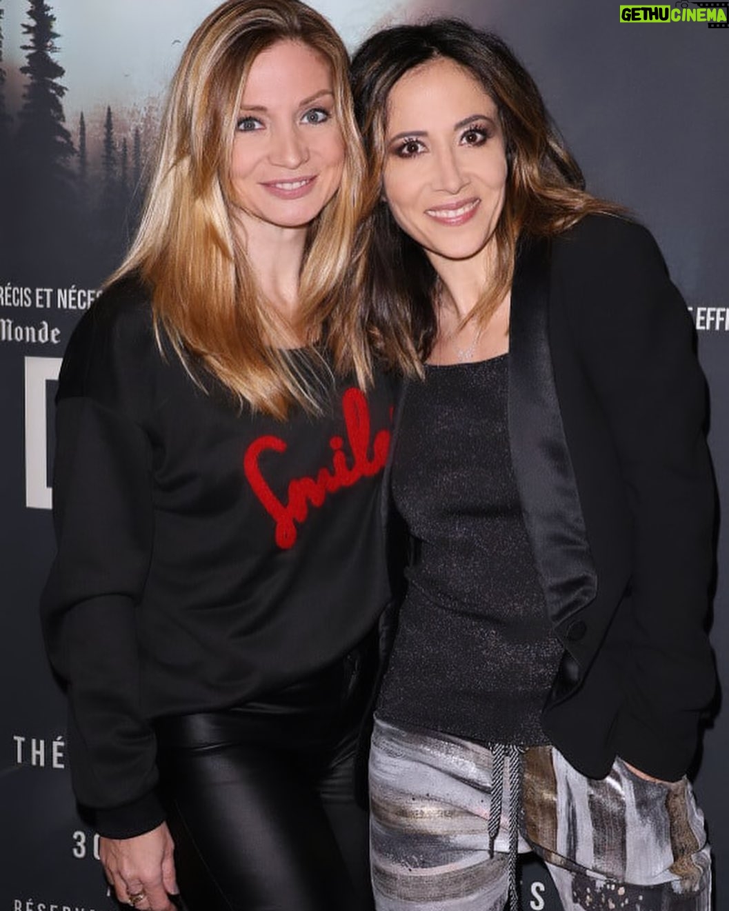 Fabienne Carat Instagram - Petit coucou avec @carole_carat de la Générale de la pièce "Denali" au Studio Marigny à Paris le 22 novembre 2023. Quel travail de dingo - on oublie que l’on est au théâtre - bravo aux acteurs et il y a du génie dans l’air … #denali @jeremlew @richardcaillat_prod @lyndalagencelm @purepeople