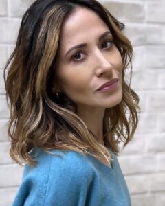 Fabienne Carat Instagram - Il y a des jours où des choses importantes se passent sans nous, mais pour nous … Il y a aussi des jours ou des projets se trament pour en voir bientôt le jour … Quoi qu’on fasse, les choses se font quand c’est la bonne heure, le bon moment. Il faut être patient, le cœur ouvert, l’armure prête et l’esprit libre, enjoué et plein de gratitude. Merci @_leodeux 📸