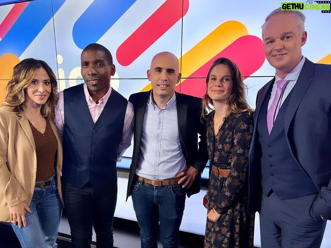 Fabienne Carat Instagram - RDV ce samedi 4 novembre à 9h30 sur C8 pour l’émission JOB🧡 #émissionjob #metierhotellerie @c8lachaine #albertbatihe @tecles27 CANAL+