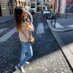 Fabienne Carat Instagram – 👟👟 rue déserte, juste l’ombre de mes baskets #jamaissansmafille 
📷 LD