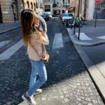 Fabienne Carat Instagram - 👟👟 rue déserte, juste l’ombre de mes baskets #jamaissansmafille 📷 LD