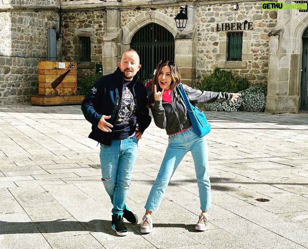 Fabienne Carat Instagram - Bon ben voilà on la fait !!! Merci merci merci à vous qui êtes venus nous voir ces 2 soirées dans cette salle presque intime et pleine de charme nichée au cœur des remparts et au creux de La Chapelle 💒 Merci à toute cette équipe si généreuse et pleine d’amour @gregorycometti @mareypascal Nathalie Sébastien ... J’étais complètement aphone toute la journée avant la deuxième représentation, aucun son ne sortait de ma bouche, aucun jusqu’à 30 minutes avant de monter sur scène … Médecin, cortisone, sirop, spray, pastilles, huiles essentielles… en vain … Alors gratitude à mes anges qui ont prié pour moi 🙏💘 Merci #soeurcatherine @le.coeur.des.anges @andregoyetche64 @alain_____a @delahaye_bruno @catherineveauche @_leodeux Message du jour à l’église de Saint-Galmier (avant de repartir, je suis allée remercier… et offrir mon aide pour répandre de l’amour et je choisis un petit papier dans une corbeille) : « C’est vous qui êtes mes témoins, vous êtes le serviteur que je me suis choisi » … 🤍🤍🤍😇🙏 #liberté #lameilleurearmeestlamour #elleaimelespapillons Merci @karopapillon pour ce sublime sac en jean 👖#sacdetournée #entournée #musique #onewomanshow #spectacle #pianovoix #guitarevoix LE KFT