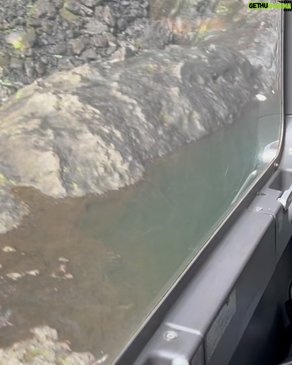 Fabienne Carat Instagram - En attendant le JEUDI 1er FEVRIER sur @tf1 !!! Voici les coulisses de notre périple en hélicoptère … un petit avant goût de ces sublimes paysages… @xavierdeluc @francksemoninofficiel @cecile_grenouillet @abel_ferry_director @mediawan.officiel @tf1 Ile De La Reunion