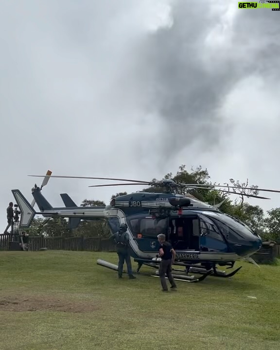 Fabienne Carat Instagram - En attendant le JEUDI 1er FEVRIER sur @tf1 !!! Voici les coulisses de notre périple en hélicoptère … un petit avant goût de ces sublimes paysages… @xavierdeluc @francksemoninofficiel @cecile_grenouillet @abel_ferry_director @mediawan.officiel @tf1 Ile De La Reunion