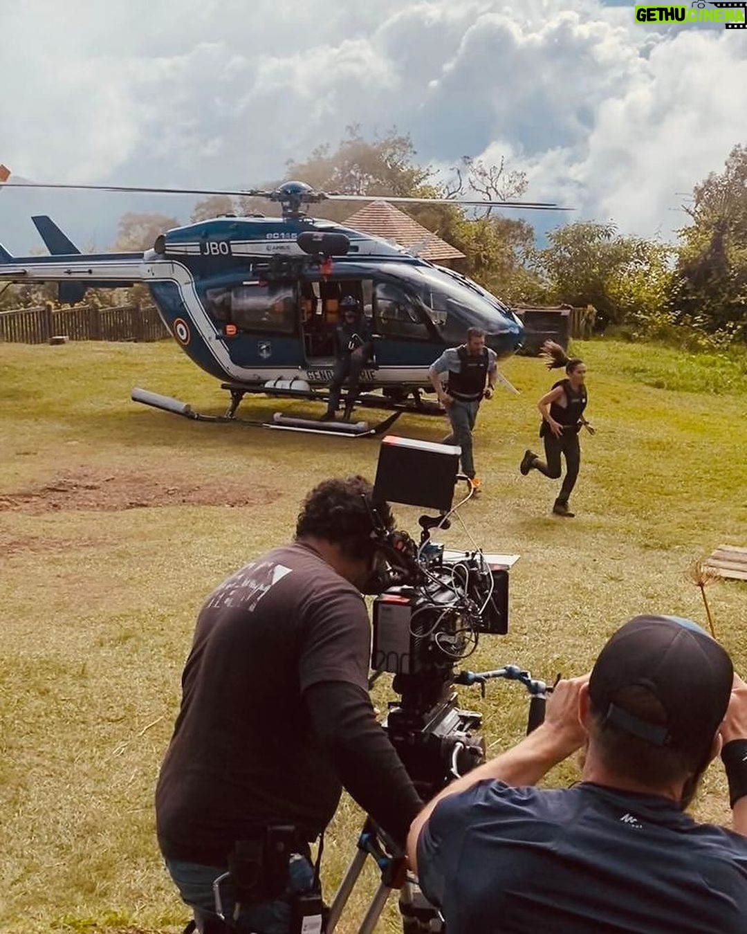 Fabienne Carat Instagram - En attendant le JEUDI 1er FEVRIER sur @tf1 !!! Voici les coulisses de notre périple en hélicoptère … un petit avant goût de ces sublimes paysages… @xavierdeluc @francksemoninofficiel @cecile_grenouillet @abel_ferry_director @mediawan.officiel @tf1 Ile De La Reunion