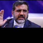 Fariborz Arabnia Instagram - ✍️احمد زیدآبادی وزیر فرهنگ و ارشاد اسلامی از ورود ۴۰۰ جوان حزب‌اللهی به وزارتخانه‌ی تحت امرش تا آخر تابستان خبر داده است تا بدنه‌ی آن‌جا را تغییر دهند. زشتی وعده‌ی وزیر ارشاد بر هر آدم آشنا به مبانی حقوقی و سیاسی دولت‌های ملی در عصر کنونی آشکار است اما زشت‌تر از آن این‌که آقای اسماعیلی زشتی وعده‌ی خود را درک نمی‌کند و آشکارا به تصمیم خود افتخار می‌کند! مبنای اصلی عدالت در جوامع کنونی به رسمیت شناختن حقوق مدنی و سیاسی برابر برای تک‌تک اتباع کشور از طرف دولت‌هاست؛ همه‌ی فرصت‌ها و مناصب مدنی و اداری و سیاسی باید بر اساس صلاحیت حرفه‌ای و تخصصی افراد توزیع شوند. از نگاه وزیر ارشاد اما، گویی مناصب اداری این کشور ارث پدری قشر خاصی از پیروان یک عقیده به نام “حزب‌اللهی‌ها”ست و باقی اقشار و طبقات مردم هیچ حق و حقوقی در این زمینه ندارند. این نگاه یعنی طبقه‌بندی جامعه به کاست‌های عقیدتی مختلف و توزیع حقوق و مزایا و امکانات و امتیازات اداری و اقتصادی و سیاسی بین اعضای یک کاست و محروم‌سازی کاست‌های دیگر از همه‌ی آن‌ها! آیا حق‌خوری و ظلم و تبعیضی زشت‌تر و استخوان‌سوزتر از این در دنیا یافت می‌‌شود؟ کدام عدالت یا انصاف حکم می‌کند که ۴۰۰ جوان حزب‌اللهی تا دو ماه دیگر، جذب وزارت ارشاد شوند و هم‌زمان، جوانان مردم گروه‌گروه در پی یافتن شغل، راه آوارگی در بلاد غربت را در پیش گیرند؟ با چه مجوزی سرزمینی را که ملک مشاء تک‌تک اتباع آن است به انحصار یک کاست عقیدتی در می‌آورید و بعد بر این تبعیض خانمان‌سوز نام عدالت می‌نهید؟ بسیار وحشت‌انگیز است که مسئولان کشور با مؤلفه‌های عدالت در دولت ملی تا این سطح ناآشنایند و بعد دم از عدالت هم می‌زنند! با چنین وضعی، آقای رئیسی نگران شایعه‌سازی "مرجفون" است که بد را خوب و باطل را حق جلوه دهند. کدام حق؟ کدام باطل؟ روز روشن در برابر دید همگان، به اِعمال تبعیض عقیدتی افتخار کردن و بعد نگران مرجفون بودن؟ متأسفانه، دستگاه ذهنی برخی مسئولان چنان بسته است که این بحث‌ها هر اندازه هم که تکرار شوند، به ذهن آن‌ها راهی باز نمی‌کنند. راه خود را می‌روند و کار خود را می‌کنند و این هم نتیجه‌اش!