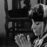 Fariborz Arabnia Instagram - ▪️فیلم خواستگاری(۱۳۴۱) کارگردان و تهیه‌کننده: ابراهیم گلستان بازیگر نقش خواهر داماد: فروغ فرخزاد موسسه‌ی ملی فیلم کانادا در سال ۱۳۴۰، ساختن فیلم کوتاهی به نام خواستگاری را به «سازمان فیلم گلستان» پیشنهاد کرد. در این فیلم، ‘فروغ فرخ‌زاد’ هم دستیار کارگردان بود و هم بازیگرِ نقشِ خواهرِ‌داماد. نقش حاج‌آقا(پدر عروس) را ابتدا قرار بود ‘جلال ‌آ‌ل‌احمد’ بازی کند که بعد از انصراف او، ‘پرویز داریوش’ این نقش را بازی کرد. ‘طوسی حایری’ نیز، نقش مادر حسن(داماد) را دارد. نقش داماد را  ‘محمود هنگوال’ بازی می‌کند. عروس هم ‘هایده تقوی’، دخترعموی ‘ابراهیم‌ گلستان’ است. شاید این اولین باری باشد که لحظاتی پر از افسون و‌ خاطره‌انگیز را بتوان از  بازی ‘فروغ فرخزاد’، آن هم با این  کیفیت خوب تماشا کرد و البته، در کنار ‘پرویز داریوش’(۴/اسفند/۱۳۰۱ تا ۱۵/اسفند/۱۳۷۹ نویسنده، شاعر، و‌ مترجم پرکار معروف ایرانی) و ‘طوسیِ حایری’(نویسنده، مترجم، و اولین گوینده‌ی زن رادیوی ملی ایران). ‘طوسی حایری’ پس از پایان تحصیلات دبیرستانی، به فرانسه رفت و از دانشگاه سوربن‌ دکتری زبان فرانسه دریافت کرد. ▪️بسته‌ی دوم، دنباله‌ی بسته‌ی پیش؛ ورق بزنید.