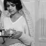 Fariborz Arabnia Instagram - ▪️فیلم خواستگاری(۱۳۴۱) کارگردان و تهیه‌کننده: ابراهیم گلستان بازیگر نقش خواهر داماد: فروغ فرخزاد موسسه‌ی ملی فیلم کانادا در سال ۱۳۴۰، ساختن فیلم کوتاهی به نام خواستگاری را به «سازمان فیلم گلستان» پیشنهاد کرد. در این فیلم، ‘فروغ فرخ‌زاد’ هم دستیار کارگردان بود و هم بازیگرِ نقشِ خواهرِ‌داماد. نقش حاج‌آقا(پدر عروس) را ابتدا قرار بود ‘جلال ‌آ‌ل‌احمد’ بازی کند که بعد از انصراف او، ‘پرویز داریوش’ این نقش را بازی کرد. ‘طوسی حایری’ نیز، نقش مادر حسن(داماد) را دارد. نقش داماد را  ‘محمود هنگوال’ بازی می‌کند. عروس هم ‘هایده تقوی’، دخترعموی ‘ابراهیم‌ گلستان’ است. شاید این اولین باری باشد که لحظاتی پر از افسون و‌ خاطره‌انگیز را بتوان از  بازی ‘فروغ فرخزاد’، آن هم با این  کیفیت خوب تماشا کرد و البته، در کنار ‘پرویز داریوش’(۴/اسفند/۱۳۰۱ تا ۱۵/اسفند/۱۳۷۹ نویسنده، شاعر، و‌ مترجم پرکار معروف ایرانی) و ‘طوسیِ حایری’(نویسنده، مترجم، و اولین گوینده‌ی زن رادیوی ملی ایران). ‘طوسی حایری’ پس از پایان تحصیلات دبیرستانی، به فرانسه رفت و از دانشگاه سوربن‌ دکتری زبان فرانسه دریافت کرد. ▪️بسته‌ی یکم، ورق بزنید و دنباله‌ی فیلم را در بسته‌ی دوم تماشا کنید.