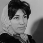 Fariborz Arabnia Instagram - ▪️فیلم خواستگاری(۱۳۴۱) کارگردان و تهیه‌کننده: ابراهیم گلستان بازیگر نقش خواهر داماد: فروغ فرخزاد موسسه‌ی ملی فیلم کانادا در سال ۱۳۴۰، ساختن فیلم کوتاهی به نام خواستگاری را به «سازمان فیلم گلستان» پیشنهاد کرد. در این فیلم، ‘فروغ فرخ‌زاد’ هم دستیار کارگردان بود و هم بازیگرِ نقشِ خواهرِ‌داماد. نقش حاج‌آقا(پدر عروس) را ابتدا قرار بود ‘جلال ‌آ‌ل‌احمد’ بازی کند که بعد از انصراف او، ‘پرویز داریوش’ این نقش را بازی کرد. ‘طوسی حایری’ نیز، نقش مادر حسن(داماد) را دارد. نقش داماد را  ‘محمود هنگوال’ بازی می‌کند. عروس هم ‘هایده تقوی’، دخترعموی ‘ابراهیم‌ گلستان’ است. شاید این اولین باری باشد که لحظاتی پر از افسون و‌ خاطره‌انگیز را بتوان از  بازی ‘فروغ فرخزاد’، آن هم با این  کیفیت خوب تماشا کرد و البته، در کنار ‘پرویز داریوش’(۴/اسفند/۱۳۰۱ تا ۱۵/اسفند/۱۳۷۹ نویسنده، شاعر، و‌ مترجم پرکار معروف ایرانی) و ‘طوسیِ حایری’(نویسنده، مترجم، و اولین گوینده‌ی زن رادیوی ملی ایران). ‘طوسی حایری’ پس از پایان تحصیلات دبیرستانی، به فرانسه رفت و از دانشگاه سوربن‌ دکتری زبان فرانسه دریافت کرد. ▪️بسته‌ی یکم، ورق بزنید و دنباله‌ی فیلم را در بسته‌ی دوم تماشا کنید.