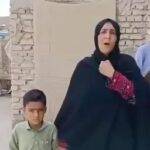 Fariborz Arabnia Instagram - برگ‌های خشکیده بر من مَبار من دِه‌یارِ سال‌های تشنه‌ام، سال‌های تَف من ریگ را به کویر امانت داده‌ام از برزخ باز گشته‌ام من و هر صبح تا به شب، کابوسِ جنین‌های چرک و آتش دیده‌ام! مرا ایران می‌خوانند زاده‌ی درد و فتح نیمی رنج و نیمی غرور بر من و بر تبارِ من از امیدهای دستار به سر، از قافله‌های نیک‌بختی قصه و افسانه مَپاش… از یک قُماش نیستیم ما از یک جام آب برنداشته‌ایم ذاتِ تو عدم ماست شامِ تو رحِمِ ماست این‌سان بیهوده، بر قهرِ ما تهدید مَشاش! فریبرز عرب‌نیا 5/18/23