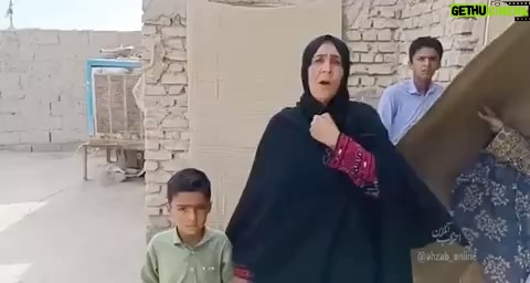 Fariborz Arabnia Instagram - برگهای خشکیده بر من مَبار من دِهیارِ سالهای تشنهام، سالهای تَف من ریگ را به کویر امانت دادهام از برزخ باز گشتهام من و هر صبح تا به شب، کابوسِ جنینهای چرک و آتش دیدهام! مرا ایران میخوانند زادهی درد و فتح نیمی رنج و نیمی غرور بر من و بر تبارِ من از امیدهای دستار به سر، از قافلههای نیکبختی قصه و افسانه مَپاش… از یک قُماش نیستیم ما از یک جام آب برنداشتهایم ذاتِ تو عدم ماست شامِ تو رحِمِ ماست اینسان بیهوده، بر قهرِ ما تهدید مَشاش! فریبرز عربنیا 5/18/23