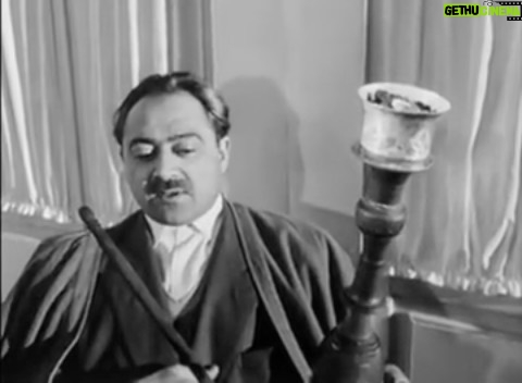 Fariborz Arabnia Instagram - ▪️فیلم خواستگاری(۱۳۴۱) کارگردان و تهیهکننده: ابراهیم گلستان بازیگر نقش خواهر داماد: فروغ فرخزاد موسسهی ملی فیلم کانادا در سال ۱۳۴۰، ساختن فیلم کوتاهی به نام خواستگاری را به «سازمان فیلم گلستان» پیشنهاد کرد. در این فیلم، ‘فروغ فرخزاد’ هم دستیار کارگردان بود و هم بازیگرِ نقشِ خواهرِداماد. نقش حاجآقا(پدر عروس) را ابتدا قرار بود ‘جلال آلاحمد’ بازی کند که بعد از انصراف او، ‘پرویز داریوش’ این نقش را بازی کرد. ‘طوسی حایری’ نیز، نقش مادر حسن(داماد) را دارد. نقش داماد را ‘محمود هنگوال’ بازی میکند. عروس هم ‘هایده تقوی’، دخترعموی ‘ابراهیم گلستان’ است. شاید این اولین باری باشد که لحظاتی پر از افسون و خاطرهانگیز را بتوان از بازی ‘فروغ فرخزاد’، آن هم با این کیفیت خوب تماشا کرد و البته، در کنار ‘پرویز داریوش’(۴/اسفند/۱۳۰۱ تا ۱۵/اسفند/۱۳۷۹ نویسنده، شاعر، و مترجم پرکار معروف ایرانی) و ‘طوسیِ حایری’(نویسنده، مترجم، و اولین گویندهی زن رادیوی ملی ایران). ‘طوسی حایری’ پس از پایان تحصیلات دبیرستانی، به فرانسه رفت و از دانشگاه سوربن دکتری زبان فرانسه دریافت کرد. ▪️بستهی دوم، دنبالهی بستهی پیش؛ ورق بزنید.