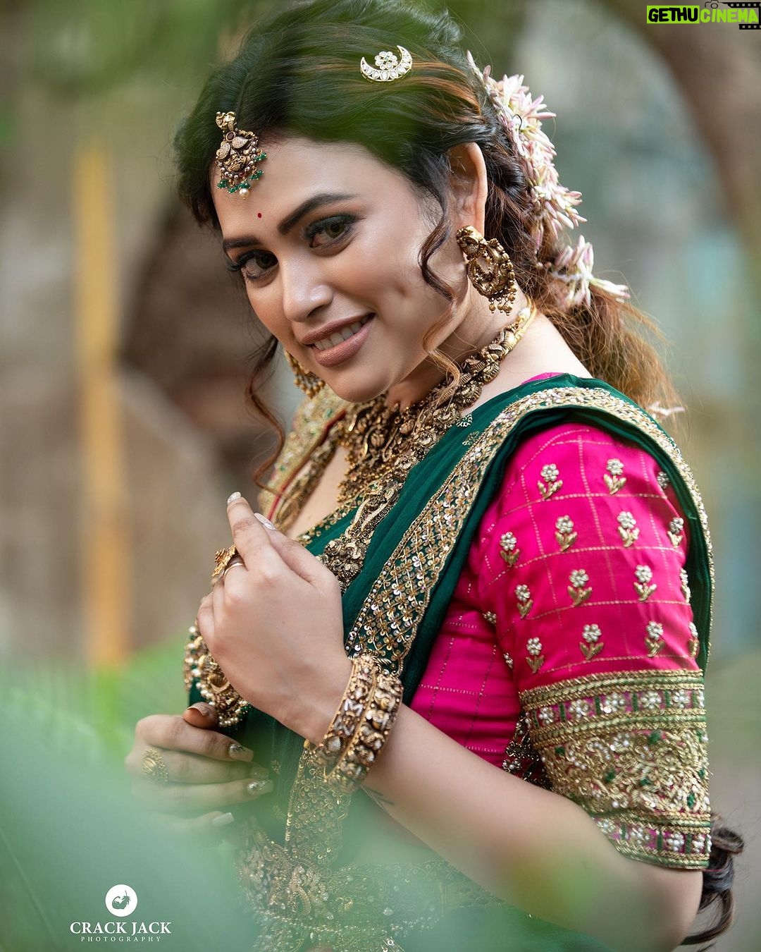 Farina Azad Instagram - Prioritise yourself, your mental and physical state is really important! Take care insta fam Happy new year 🥳 Mua. @vijiknr Outfit @thorkal_couture_official Jewellery @jcsjewelcreations Camera @crackjackphotography
