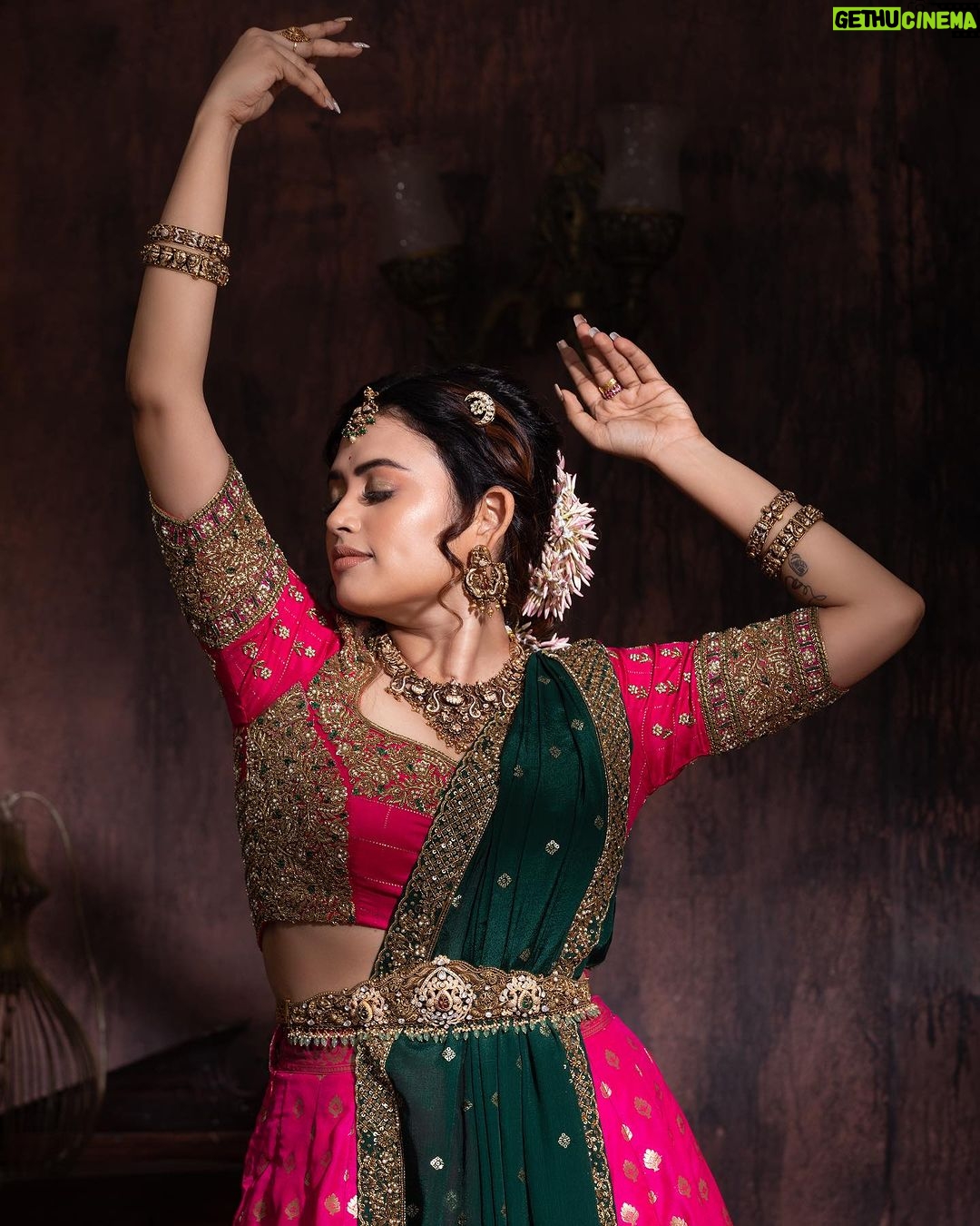 Farina Azad Instagram - Beauty touch up @vijiknr Elegance thrown @thorkal_couture_official Behind the lens @crackjackphotography Eternal gold jewellery @jcsjewelcreations