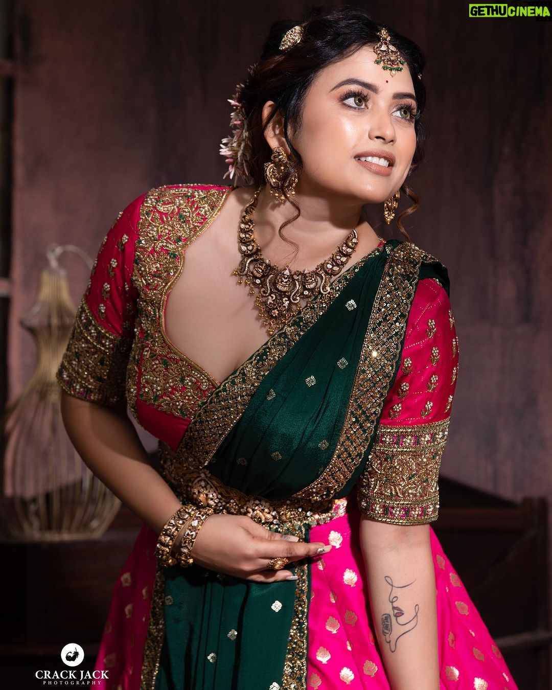 Farina Azad Instagram - Beauty touch up @vijiknr Elegance thrown @thorkal_couture_official Behind the lens @crackjackphotography Eternal gold jewellery @jcsjewelcreations