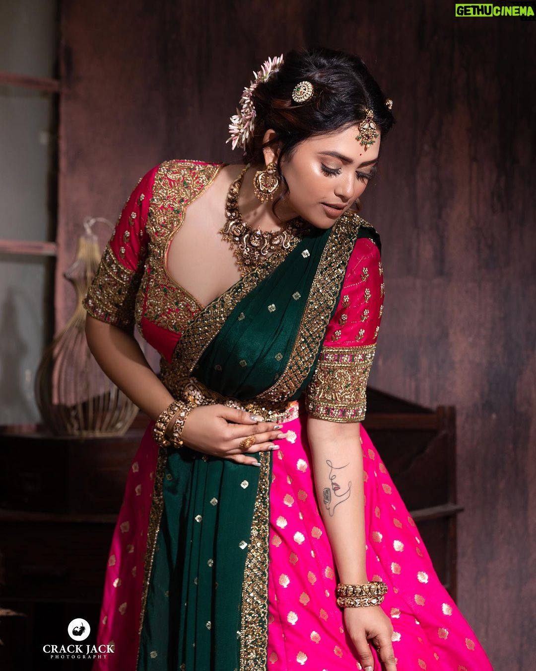 Farina Azad Instagram - Beauty touch up @vijiknr Elegance thrown @thorkal_couture_official Behind the lens @crackjackphotography Eternal gold jewellery @jcsjewelcreations