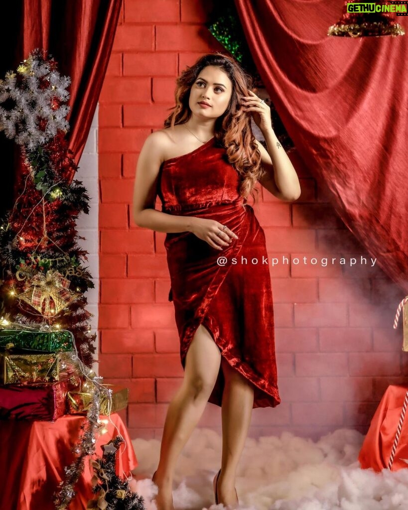 Farina Azad Instagram - Merry Christmas to my lovely insta fam Mua @jay_makeup_artist_ Behind lens : @_a.s.h.o.k__the__duker_ @__studiotic_studio_presents__ Outfit @lithas_rentals