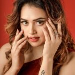 Farina Azad Instagram – A red bit of magic by @lithas_rentals 

Freshly baked red by @jay_makeup_artist_ 

Red bit of everything by : @_a.s.h.o.k__the__duker_ @__studiotic_studio_presents__