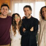 Felipe Simas Instagram - Logo no início da pandemia, a escassez de shows me levou a usar o tempo ocioso para escrever o argumento de um filme. Uma comédia romântica que tem como pano de fundo os sonhos e as ambições de artistas aspirantes. Recebo diariamente muitas mensagens de pessoas que sonham com um lugar ao sol na indústria da música. Carrego uma enorme frustração por não conseguir respondê-las com a devida atenção. Resolvi, então, embalar minhas respostas-nunca-dadas na ludicidade de uma história de amor. Acabei encontrando, assim, um canal para falar de forma leve e sutil sobre o que penso dessa busca desenfreada pelo tal do sucesso. A Disney se interessou pelo projeto e me pediu que o realizasse em formato de minissérie, ao invés de filme. Convidei Raphael Montes, uma sumidade na arte do storytelling, para roteirizar comigo a trama e o genial Rubel para escrever os diálogos. Nasceu aí ‘TÁ TUDO CERTO’, uma obra audiovisual destinada ao público infantojuvenil. É justamente na infância e na adolescência que os sonhos estão mais vivos, presentes e reais. Nada se compara a pureza e a pujança dessa época da vida. Um dos maiores desafios foi reunir um elenco de artistas da música para estrelar essa grande fanfic. Tem sido lindo e inspirador ver a coragem desse pessoal se doando e se experimentando em um lugar tão pouco familiar para boa parte deles. Meus agradecimentos à Dani Busoli e à Cecília Mendonça, gigantes do audiovisual e responsáveis por dar vida a esse projeto; à Tete, Nico, Guilhe, Paloma, Leandro, Ritinha, Pattoli e toda a equipe Disney na Argentina e no Brasil; aos fiéis escudeiros do time F/SIMAS, capitaneado pela Isadora Silveira: Carolina Bim, Gabi Oliveira, Helo Lima, Braulio Drummond, Hugo Coutinho, Cris Monteiro, David Monteiro e Ailton Silva; à Rodrigo César, Mayara Constantino e Zoe Yasmine por toparem dirigir essa série comigo; e também à Clara Ramos (produção executiva), Mariooo (direção de fotografia), Ana Bona (direção de arte), Zazá Pecego (figurinos), Nayara Zolli (make) e todas as demais equipes envolvidas que formam esse enorme time de realizadores.