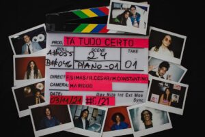 Felipe Simas Instagram - Logo no início da pandemia, a escassez de shows me levou a usar o tempo ocioso para escrever o argumento de um filme. Uma comédia romântica que tem como pano de fundo os sonhos e as ambições de artistas aspirantes. 

Recebo diariamente muitas mensagens de pessoas que sonham com um lugar ao sol na indústria da música. Carrego uma enorme frustração por não conseguir respondê-las com a devida atenção. Resolvi, então, embalar minhas respostas-nunca-dadas na ludicidade de uma história de amor. Acabei encontrando, assim, um canal para falar de forma leve e sutil sobre o que penso dessa busca desenfreada pelo tal do sucesso. 

A Disney se interessou pelo projeto e me pediu que o realizasse em formato de minissérie, ao invés de filme. Convidei Raphael Montes, uma sumidade na arte do storytelling, para roteirizar comigo a trama e o genial Rubel para escrever os diálogos.

Nasceu aí ‘TÁ TUDO CERTO’, uma obra audiovisual destinada ao público infantojuvenil. É justamente na infância e na adolescência que os sonhos estão mais vivos, presentes e reais. Nada se compara a pureza e a pujança dessa época da vida.

Um dos maiores desafios foi reunir um elenco de artistas da música para estrelar essa grande fanfic. Tem sido lindo e inspirador ver a coragem desse pessoal se doando e se experimentando em um lugar tão pouco familiar para boa parte deles.

Meus agradecimentos à Dani Busoli e à Cecília Mendonça, gigantes do audiovisual e responsáveis por dar vida a esse projeto; à Tete, Nico, Guilhe, Paloma, Leandro, Ritinha, Pattoli e toda a equipe Disney na Argentina e no Brasil; aos fiéis escudeiros do time F/SIMAS, capitaneado pela Isadora Silveira: Carolina Bim, Gabi Oliveira, Helo Lima, Braulio Drummond, Hugo Coutinho, Cris Monteiro, David Monteiro e Ailton Silva; à Rodrigo César, Mayara Constantino e Zoe Yasmine por toparem dirigir essa série comigo; e também à Clara Ramos (produção executiva), Mariooo (direção de fotografia), Ana Bona (direção de arte), Zazá Pecego (figurinos), Nayara Zolli (make) e todas as demais equipes envolvidas que formam esse enorme time de realizadores.