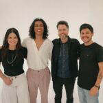 Felipe Simas Instagram - É com enorme prazer que anuncio pra vocês a chegada ao mundo do primeiro álbum da minha carreira! O lançamento vai acontecer já no mês que vem (em breve eu digo a data certinha) e é o primeiro fruto da nossa parceria com a F/SIMAS. ‘ Eu e meu irmão e empresário @mamedejoao unimos forças com o @simasfelipe que, junto com todo seu time, passa a atuar ao nosso lado como co-manager e selo fonográfico. ‘ Fizemos essa foto semana passada logo depois do ensaio pra a capa do disco. Só faltou a @isaahsilveira !!! ‘ 2023, se achegue logo, pois quero te viver. São Paulo, Brazil