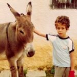 Felipe Simas Instagram - Dirigindo uma versão alternativa do clipe de ‘Olhar 43’; Nos bastidores das gravações de um live action de Shrek que nunca foi ao ar; Cultivando bons (e então na moda) mullets. Os anos eram os oitenta.