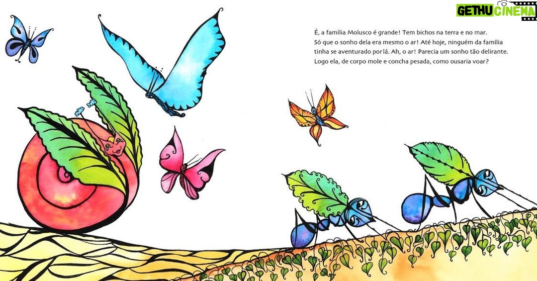 Felipe Simas Instagram - A CARACOL DO CABELO DA VI Era uma vez uma caracol cansada de levar vida de caracol. Sonhava em voar. Sonhava com o ar. Mas era bicho da terra. Tinha uns parentes no mar: O Caramujo, um primo quase irmão; E a Ostra, a Lula e o Polvo, primos mais distantes. Viviam contentes por lá e não trocariam o oceano por nada nesse mundo! É, a família Molusco é grande! Tem bichos na terra e no mar. Só que o sonho dela era mesmo o ar! Até hoje, ninguém da família tinha se aventurado por lá. Ah, o ar! Parecia um sonho tão delirante. Logo ela, de corpo mole e concha pesada, como ousaria voar? Mas sonho é sonho. E com sonho não se brinca, se sonha. Dizem que se você levar a sério os seus sonhos, corre o grande risco deles se realizarem. Certo dia, passeando pelo jardim, ela se deparou com uma cena pra lá de inusitada. Era como se estivesse vendo sua imagem refletida num caleidoscópio. Mas, ao invés de espelhos, eram cabelos. Cabelos de verdade. Muitos cabelos. Cabelos encaracolados! Inventou de se emaranhar naqueles cachos e se sentiu em casa. Lá, toda descomedida, encontrou o seu lugar. Encaracolada no cabelo da Vi, ela vive agora o melhor dos três mundos: Do céu, do mar e da terra. E, se duvidar, até um pouco da lua. Porque essa menina Vi vive no mundo da lua. E, pelo sorriso que anda sempre com ela, parece que lá é lindo! No fundo, no fundo, Carol (sim, agora até nome ela tem), a caracol, só queria mesmo era se encontrar. Queria pertencer ao mundo dos seus sonhos. E quem é que não quer? Ilustrações lindas por @lucianagrether