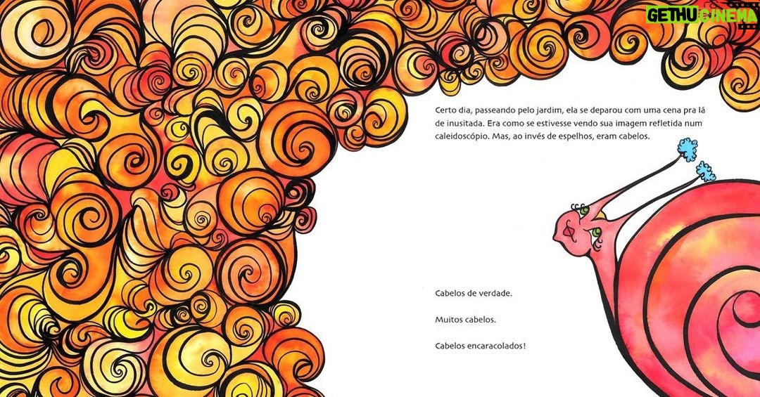Felipe Simas Instagram - A CARACOL DO CABELO DA VI Era uma vez uma caracol cansada de levar vida de caracol. Sonhava em voar. Sonhava com o ar. Mas era bicho da terra. Tinha uns parentes no mar: O Caramujo, um primo quase irmão; E a Ostra, a Lula e o Polvo, primos mais distantes. Viviam contentes por lá e não trocariam o oceano por nada nesse mundo! É, a família Molusco é grande! Tem bichos na terra e no mar. Só que o sonho dela era mesmo o ar! Até hoje, ninguém da família tinha se aventurado por lá. Ah, o ar! Parecia um sonho tão delirante. Logo ela, de corpo mole e concha pesada, como ousaria voar? Mas sonho é sonho. E com sonho não se brinca, se sonha. Dizem que se você levar a sério os seus sonhos, corre o grande risco deles se realizarem. Certo dia, passeando pelo jardim, ela se deparou com uma cena pra lá de inusitada. Era como se estivesse vendo sua imagem refletida num caleidoscópio. Mas, ao invés de espelhos, eram cabelos. Cabelos de verdade. Muitos cabelos. Cabelos encaracolados! Inventou de se emaranhar naqueles cachos e se sentiu em casa. Lá, toda descomedida, encontrou o seu lugar. Encaracolada no cabelo da Vi, ela vive agora o melhor dos três mundos: Do céu, do mar e da terra. E, se duvidar, até um pouco da lua. Porque essa menina Vi vive no mundo da lua. E, pelo sorriso que anda sempre com ela, parece que lá é lindo! No fundo, no fundo, Carol (sim, agora até nome ela tem), a caracol, só queria mesmo era se encontrar. Queria pertencer ao mundo dos seus sonhos. E quem é que não quer? Ilustrações lindas por @lucianagrether