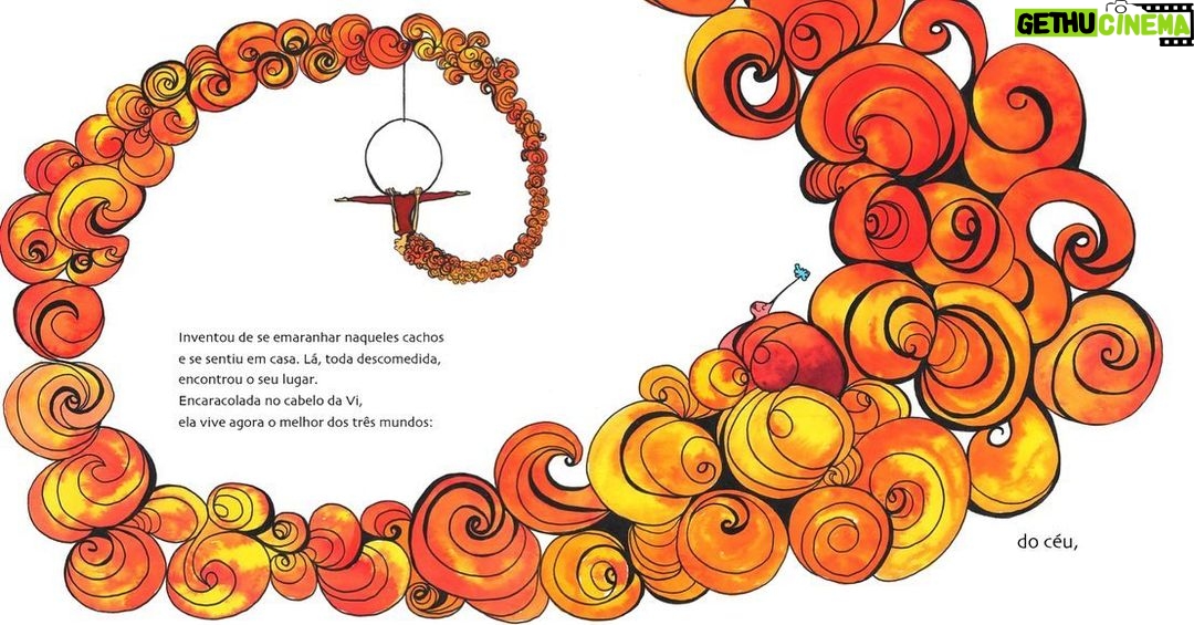 Felipe Simas Instagram - A CARACOL DO CABELO DA VI Era uma vez uma caracol cansada de levar vida de caracol. Sonhava em voar. Sonhava com o ar. Mas era bicho da terra. Tinha uns parentes no mar: O Caramujo, um primo quase irmão; E a Ostra, a Lula e o Polvo, primos mais distantes. Viviam contentes por lá e não trocariam o oceano por nada nesse mundo! É, a família Molusco é grande! Tem bichos na terra e no mar. Só que o sonho dela era mesmo o ar! Até hoje, ninguém da família tinha se aventurado por lá. Ah, o ar! Parecia um sonho tão delirante. Logo ela, de corpo mole e concha pesada, como ousaria voar? Mas sonho é sonho. E com sonho não se brinca, se sonha. Dizem que se você levar a sério os seus sonhos, corre o grande risco deles se realizarem. Certo dia, passeando pelo jardim, ela se deparou com uma cena pra lá de inusitada. Era como se estivesse vendo sua imagem refletida num caleidoscópio. Mas, ao invés de espelhos, eram cabelos. Cabelos de verdade. Muitos cabelos. Cabelos encaracolados! Inventou de se emaranhar naqueles cachos e se sentiu em casa. Lá, toda descomedida, encontrou o seu lugar. Encaracolada no cabelo da Vi, ela vive agora o melhor dos três mundos: Do céu, do mar e da terra. E, se duvidar, até um pouco da lua. Porque essa menina Vi vive no mundo da lua. E, pelo sorriso que anda sempre com ela, parece que lá é lindo! No fundo, no fundo, Carol (sim, agora até nome ela tem), a caracol, só queria mesmo era se encontrar. Queria pertencer ao mundo dos seus sonhos. E quem é que não quer? Ilustrações lindas por @lucianagrether