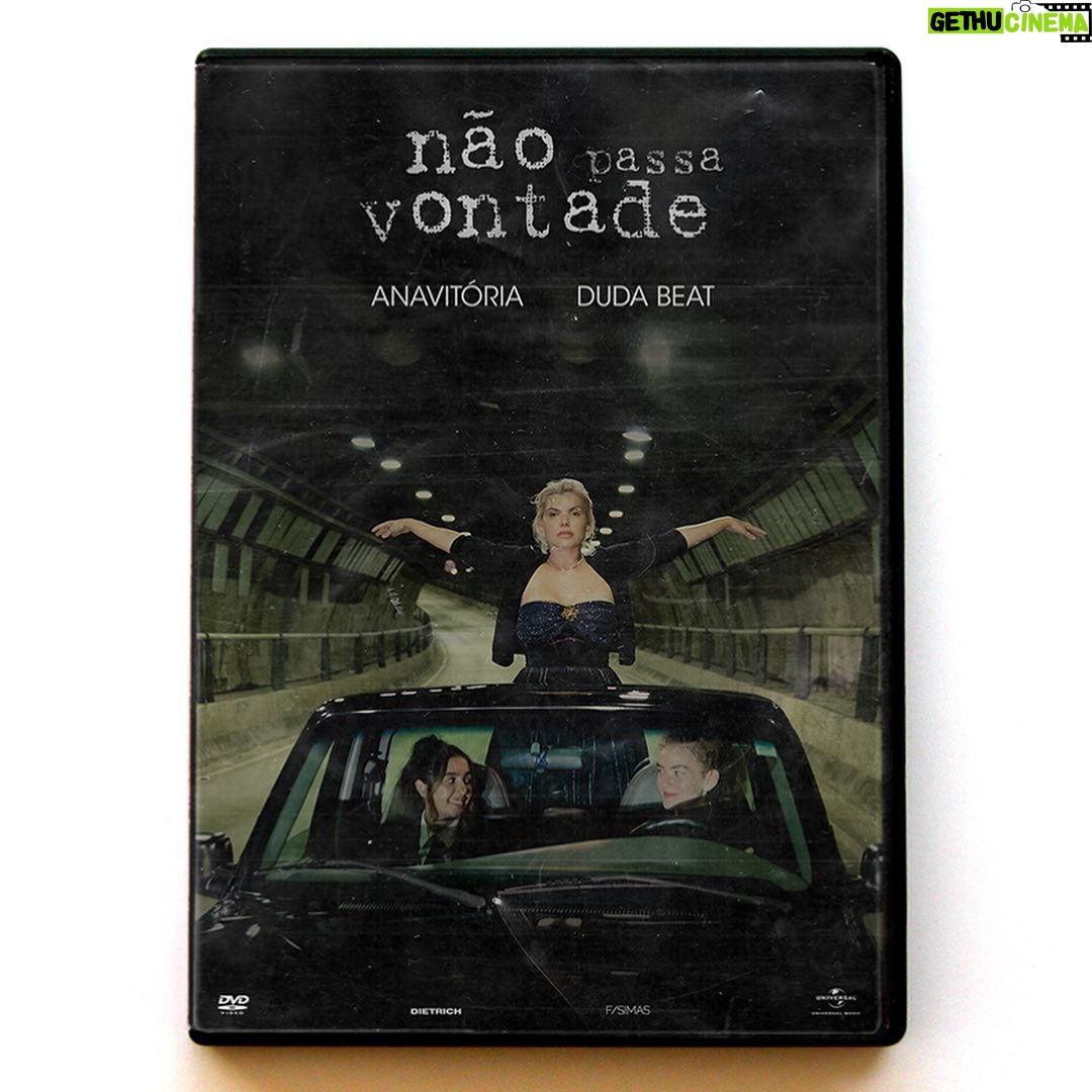 Felipe Simas Instagram - não passa vontade uma canção de @anavitoria e @dudabeat composta por @anacaetanoc e produzida por @luxetroia ficha técnica do clipe direção @gabdietrich roteiro e produção executiva @simasfelipe direção de produção @isaahsilveira coordenação de produção @brauliodrumond assistente de direção @teknokuen direção de fotografia @thiagocauduro direção de arte @anaarietti produção de objetos @bellayumi color grading @corapoststudio fotos still @cassiatabatinistudio making of @brenogaltier arte gráfica @ventoestudio maquiagem @nayarazolli cabelo @jakefalchi styling @leandroportos participação especial @julia.pak @yasminshizue e @deavilasmonteiro equipe Duda Beat @simoneziza e @trfraga uma produção F/SIMAS lançamento Universal Music Obrigado, @jutobal, @silviastockler e @espacodasamericas E um VIVA aos criadores dos filmes que inspiraram as cenas desse clipe: * Wes Anderson por 'Os Excêntricos Tenenbaums' (The Royal Tenenbaums) * Valerie Faris e Jonathan Dayton por 'Pequena Miss Sunshine' (Little Miss Sunshine) * Sofia Coppola por 'Encontros e Desencontros' (Lost in Translation) * Spike Jonze por 'Quero ser John Malkovich' (Being John Malkovich) * Bernardo Bertolucci por 'Os Sonhadores' (The Dreamers) * Stephen Chbosky por 'As Vantagens de Ser Invisível' (The Perks of Being a Wallflower) * Mark Webb por '500 Dias com Ela' (500 Days of Summer) Filmagem realizada em São Paulo e em Porto Feliz nos dias 31 de outubro e 1 de novembro de 2020, com o apoio da São Paulo Film Commission e seguindo o 'Protocolo de Segurança e Saúde no Trabalho do Audiovisual para Retomada Gradual das Atividades no Âmbito da Pandemia de Covid-19'