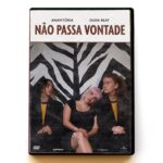 Felipe Simas Instagram - não passa vontade uma canção de @anavitoria e @dudabeat composta por @anacaetanoc e produzida por @luxetroia ficha técnica do clipe direção @gabdietrich roteiro e produção executiva @simasfelipe direção de produção @isaahsilveira coordenação de produção @brauliodrumond assistente de direção @teknokuen direção de fotografia @thiagocauduro direção de arte @anaarietti produção de objetos @bellayumi color grading @corapoststudio fotos still @cassiatabatinistudio making of @brenogaltier arte gráfica @ventoestudio maquiagem @nayarazolli cabelo @jakefalchi styling @leandroportos participação especial @julia.pak @yasminshizue e @deavilasmonteiro equipe Duda Beat @simoneziza e @trfraga uma produção F/SIMAS lançamento Universal Music Obrigado, @jutobal, @silviastockler e @espacodasamericas E um VIVA aos criadores dos filmes que inspiraram as cenas desse clipe: * Wes Anderson por 'Os Excêntricos Tenenbaums' (The Royal Tenenbaums) * Valerie Faris e Jonathan Dayton por 'Pequena Miss Sunshine' (Little Miss Sunshine) * Sofia Coppola por 'Encontros e Desencontros' (Lost in Translation) * Spike Jonze por 'Quero ser John Malkovich' (Being John Malkovich) * Bernardo Bertolucci por 'Os Sonhadores' (The Dreamers) * Stephen Chbosky por 'As Vantagens de Ser Invisível' (The Perks of Being a Wallflower) * Mark Webb por '500 Dias com Ela' (500 Days of Summer) Filmagem realizada em São Paulo e em Porto Feliz nos dias 31 de outubro e 1 de novembro de 2020, com o apoio da São Paulo Film Commission e seguindo o 'Protocolo de Segurança e Saúde no Trabalho do Audiovisual para Retomada Gradual das Atividades no Âmbito da Pandemia de Covid-19'