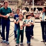 Felipe Simas Instagram - O longo portão branco ao fundo é da casa em Teresópolis onde passávamos boa parte dos verões nos anos 80. Construída na década de 50, a casa pertenceu ao escritor paraibano José Lins do Rego. Meus pais a compraram da filha dele, Elizabeth, em meados dos 70. Foi lá que o autor de ‘Riacho Doce’ e de ‘Menino de Engenho’ escreveu o livro de memórias ‘Meus verdes anos’, sua última obra. As fotos que seguem são registros com meus irmãos e primos. Tive a sorte de crescer tendo sempre muitas crianças por perto para brincar. Sempre encarei a brincadeira como uma das coisas mais sérias que existe na vida. Até hoje sou um pouco assim e ainda vejo muito desse moleque aí das fotos em mim. Como diria Ziraldo, o pai do Menino Maluquinho, “não fossem os amigos de infância e o espelho, a gente nunca saberia que está ficando velho”.