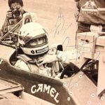 Felipe Simas Instagram - Essa foto foi tirada nos boxes do autódromo do Estoril em 1987 durante as tomadas de tempo para o Grand Prix de Portugal daquele ano por um fotojornalista amigo do meu pai que, sabendo do meu fascínio pelo Senna, pediu a ele que a autografasse. Não foi um bom final de semana para o Ayrton. Ele estava desgostoso com o seu carro na Lotus. Vinha perdendo competitividade e só conseguiu um modesto quinto lugar no grid de largada na prova daquele final de semana. Sem uma grande performance do carro, terminou a corrida em sétimo lugar. Irritado, só abriu um meio sorriso quando um jornalista perguntou se havia assinado contrato para correr pela McLaren no ano seguinte. E isso, de fato, aconteceu. Na McLaren, Senna se consagrou tricampeão e escreveu seu nome na história como o maior piloto já visto em uma pista de corrida. “Eu não tenho ídolos. Tenho admiração por trabalho, dedicação e competência" (Ayrton Senna da Silva)