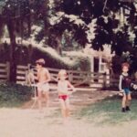 Felipe Simas Instagram - O longo portão branco ao fundo é da casa em Teresópolis onde passávamos boa parte dos verões nos anos 80. Construída na década de 50, a casa pertenceu ao escritor paraibano José Lins do Rego. Meus pais a compraram da filha dele, Elizabeth, em meados dos 70. Foi lá que o autor de ‘Riacho Doce’ e de ‘Menino de Engenho’ escreveu o livro de memórias ‘Meus verdes anos’, sua última obra. As fotos que seguem são registros com meus irmãos e primos. Tive a sorte de crescer tendo sempre muitas crianças por perto para brincar. Sempre encarei a brincadeira como uma das coisas mais sérias que existe na vida. Até hoje sou um pouco assim e ainda vejo muito desse moleque aí das fotos em mim. Como diria Ziraldo, o pai do Menino Maluquinho, “não fossem os amigos de infância e o espelho, a gente nunca saberia que está ficando velho”.