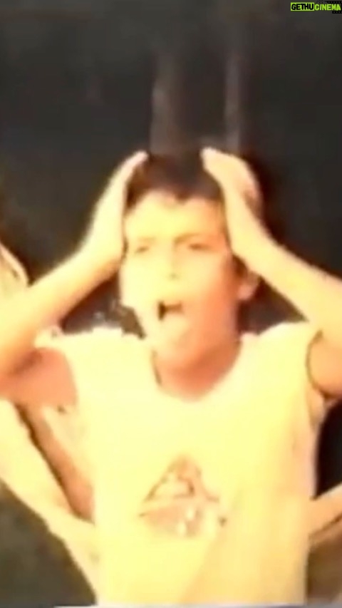 Felipe Simas Instagram - Esse edit de registros de Super 8mm e de VHS de estripulias da minha infância ao lado dos meus irmãos serviu de clipe para uma das primeiras bandas que empresariei em Curitiba nos idos dos anos 00. A música ‘Aos Garotos de Aluguel’ faz parte do excepcional disco ‘O Avesso’ da Poléxia (não coincidentemente, o nome de uma personagem do filme ‘Quase Famosos’), que acaba de ser disponibilizado nas plataformas digitais.