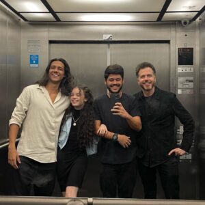Felipe Simas Instagram - Foram 278 shows no total em 2023 com essa turma aí! Alegria imensa dividir a caminhada com figuras tão fascinantes, movidas pelo objetivo comum de fazer suas artes carregadas de originalidade e autenticidade chegar em tanto canto.